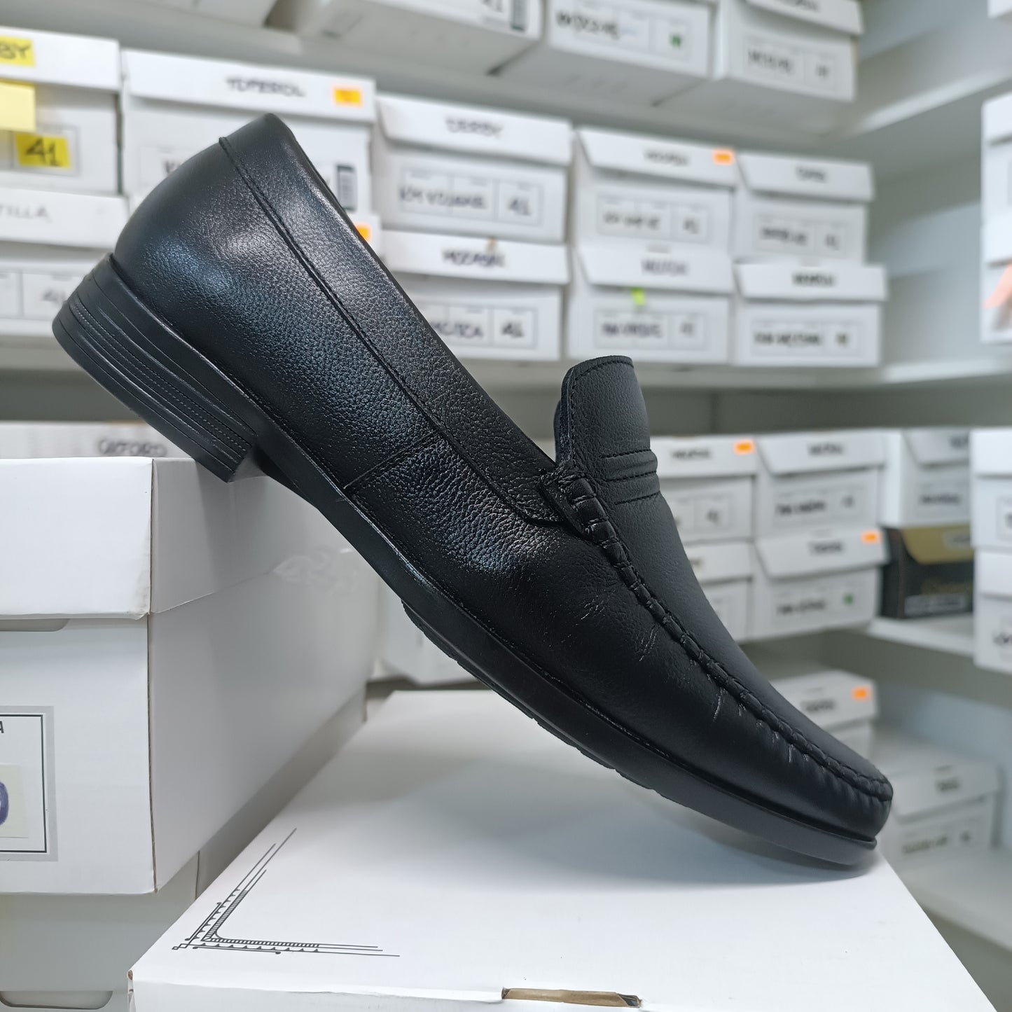 Mocasín Cuero Lustrable Negro Suela Caucho — Horma Exacta (VM3BNE)