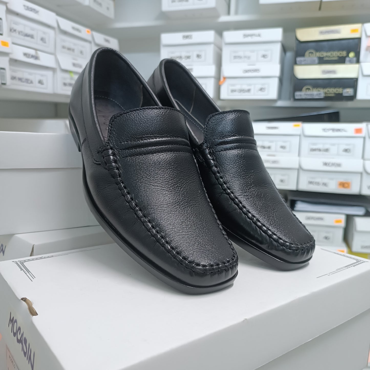 Mocasín Cuero Lustrable Negro Suela Caucho — Horma Exacta (VM3BNE)